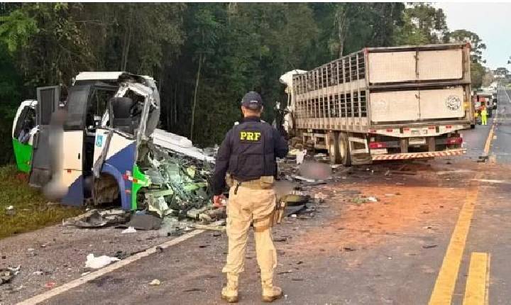 Acidente entre ônibus e carreta deixa mais de 20 mortos em rodovia do Paraná