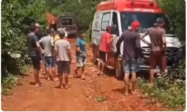 Ambulância atola em estrada de terra a caminho da casa de paciente em Acopiara no Ceará