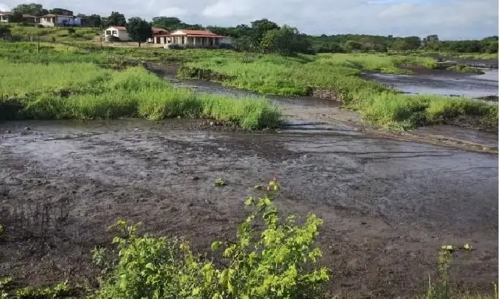 Após forte chuva, barragem rompe e água assusta moradores da cidade Cedro no Ceará