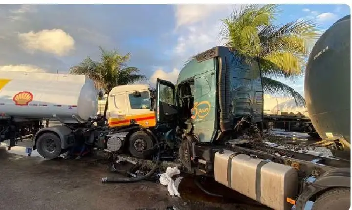 Assaltante toma direção de caminhão-tanque, perde o controle e bate de frente com veículo em Fortaleza