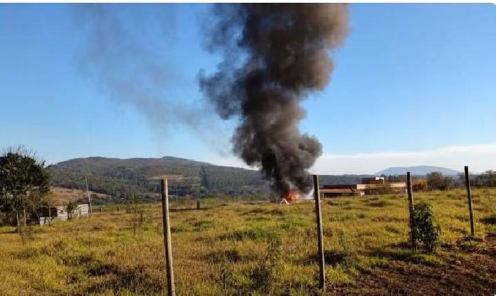 Avião monomotor cai e pega fogo na Grande BH
