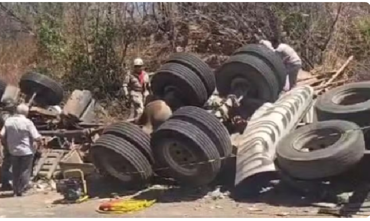 Caminhão carregado de telhas tomba na CE-265, em Catunda e deixa três mortos