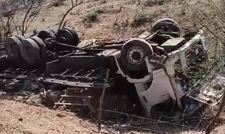 Caminhão tomba em acidente na CE-060, em Mombaça