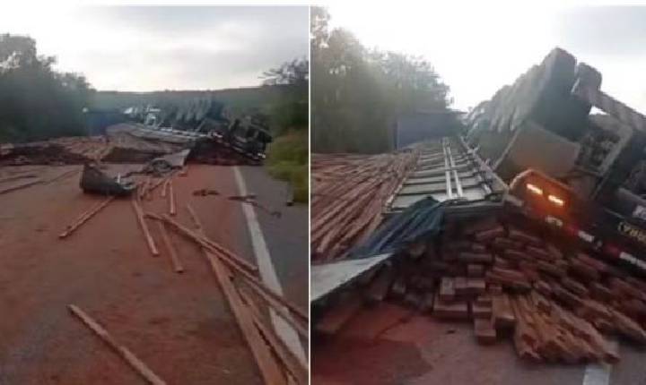 Carreta carregada de madeira tomba no quilômetro 10 da CE-456, em Canindé e bloqueia rodovia