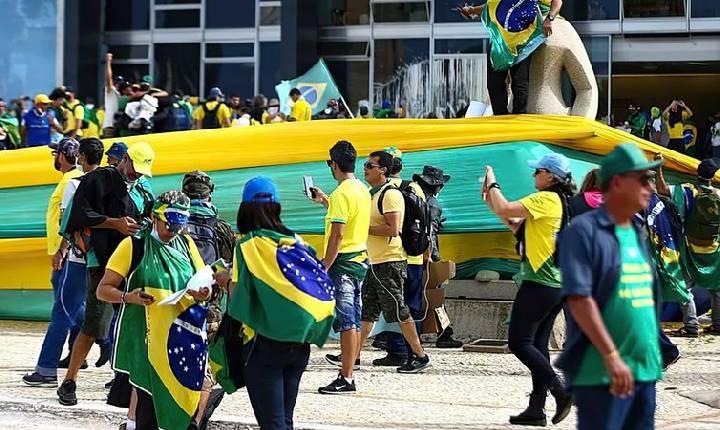 Cientista político vê onda bolsonarista enfraquecida após condenação