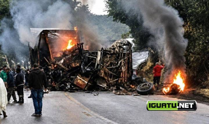 Colisão entre ônibus e caminhão deixa oito mortos e dez feridos em Minas Gerais