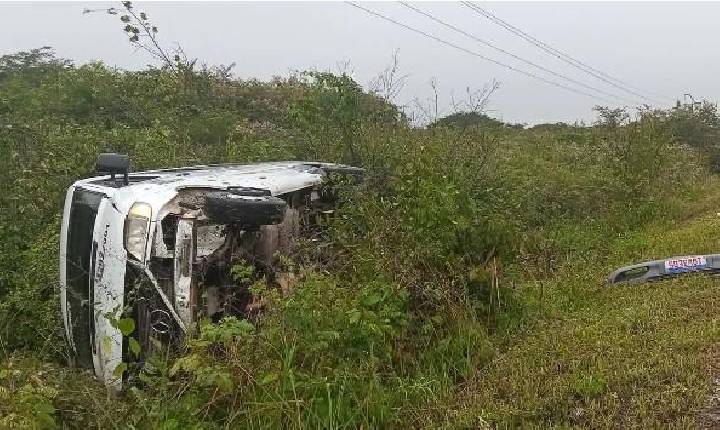 Colisão entre van de turismo e carro deixa feridos em Viçosa do Ceará