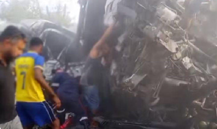 Colisão entre van e caminhão na BR-116 na Bahia provoca 16 mortes