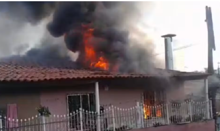 Criança de 8 anos é resgatada de casa em chamas em Fortaleza