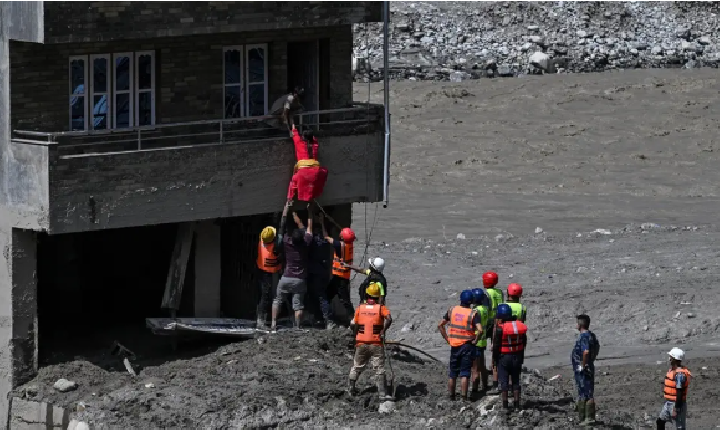 Equipes buscam por 1.300 desaparecidos após avalanche no Nepal; veja o que se sabe sobre caso