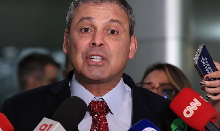 Governo deve enviar projeto para acabar com escala 6x1, diz líder