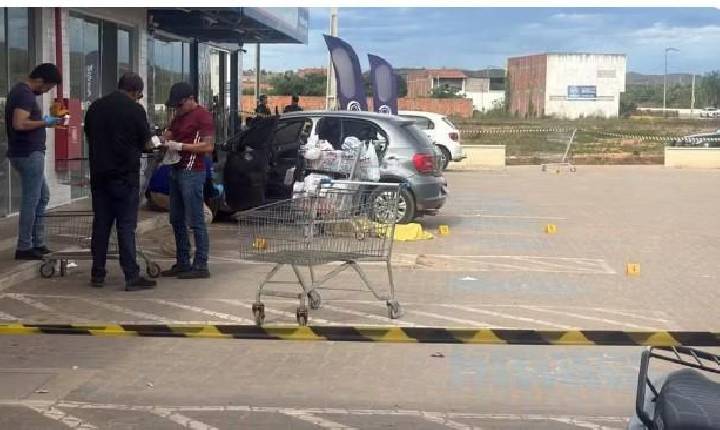 Homem é morto e companheira é baleada na saída de supermercado em Missão Velha, no Ceará