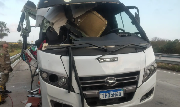 Idoso morre após micro-ônibus com pacientes de Ibiapina colidir com caminhão em Caucaia