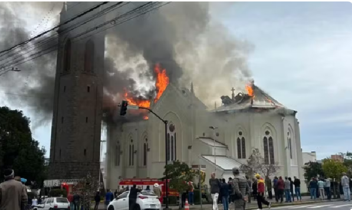 Incêndio atinge Igreja Matriz de Flores da Cunha, na Serra Gaúcha