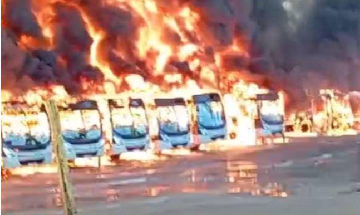 Incêndio de grandes proporções destrói quase 30 ônibus em garagem em BH