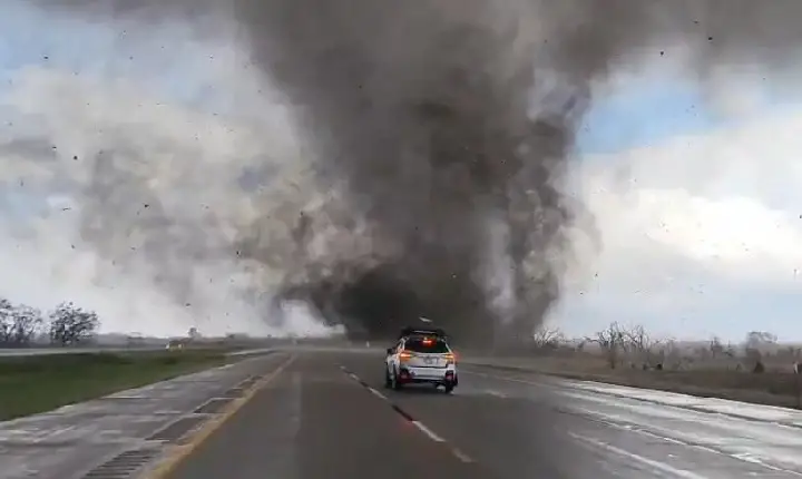 Mais de 20 tornados atingem os EUA, destroem casas e deixam feridos