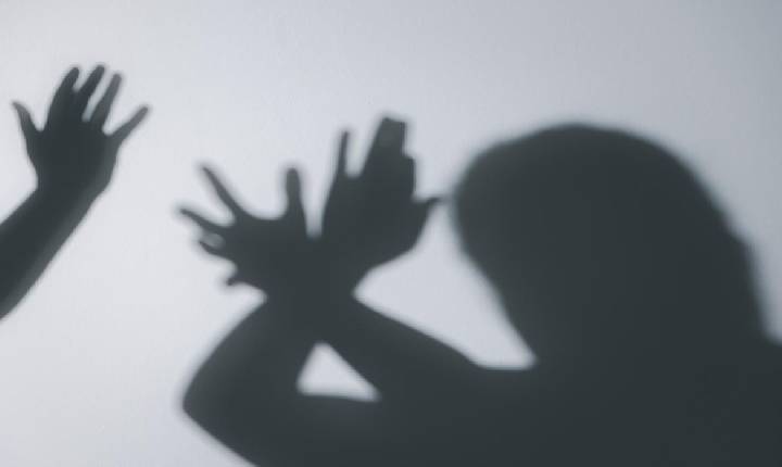 Mulher agride a própria mãe em  Barbalha, no Ceará; imagem é forte