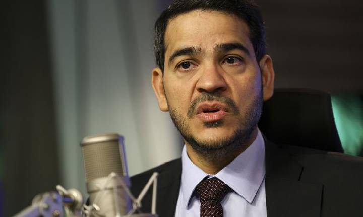 “Não vamos abrir mão da democracia”, diz Messias após visto revogado