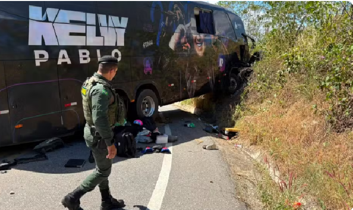 Ônibus com cantor Kelvy Pablo e banda sofre acidente no interior do Ceará