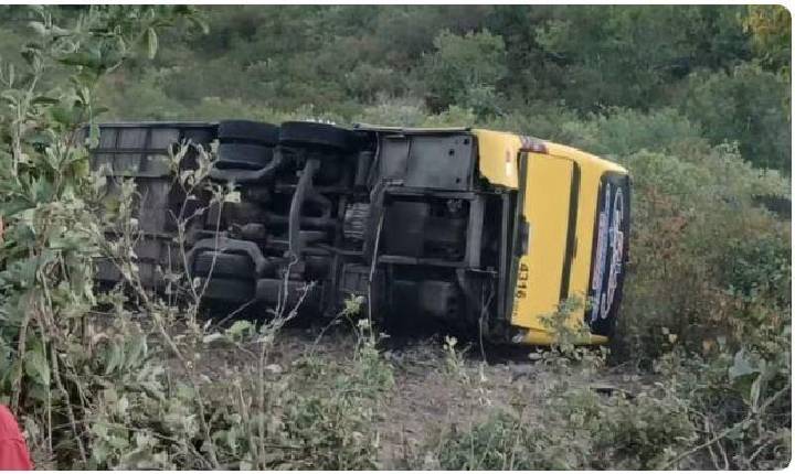 Ônibus com romeiros  com destino à Canindé tomba na CE-456 deixa mortos e feridos