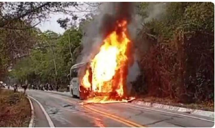 Ônibus de Juazeiro do Norte com destino a Juazeiro da Bahia pega fogo e bloqueia trecho de rodovia no Crato