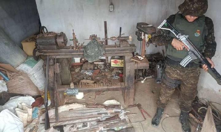 Polícia Militar desarticula oficina clandestina de armas e prende suspeito em Mombaça