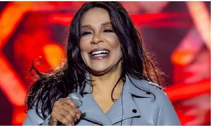 Silvânia Aquino anuncia saída da Calcinha Preta