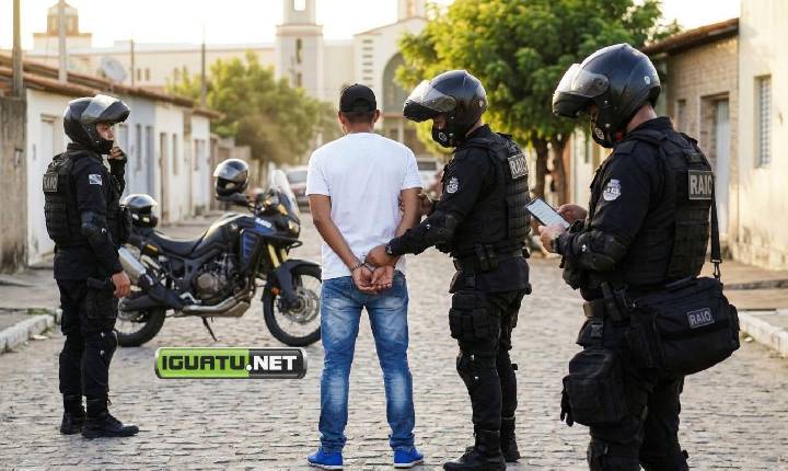 Suspeito de tráfico é flagrado com drogas e celular roubado, em Icó