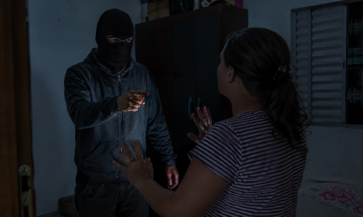 TARRAFAS — Homem encapuzado invade residência e leva R$ 400 e perfume