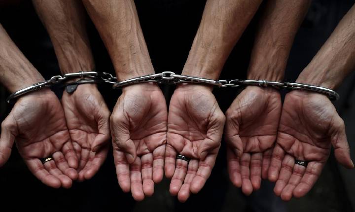 Três pessoas são presas por comércio de motos clonadas e posse ilegal de armas em Saboeiro