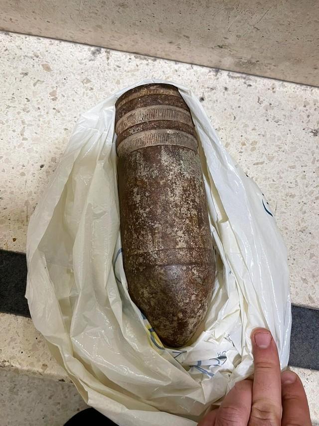 Família tenta embarcar em avião com bomba não detonada, e aeroporto entra em pânico