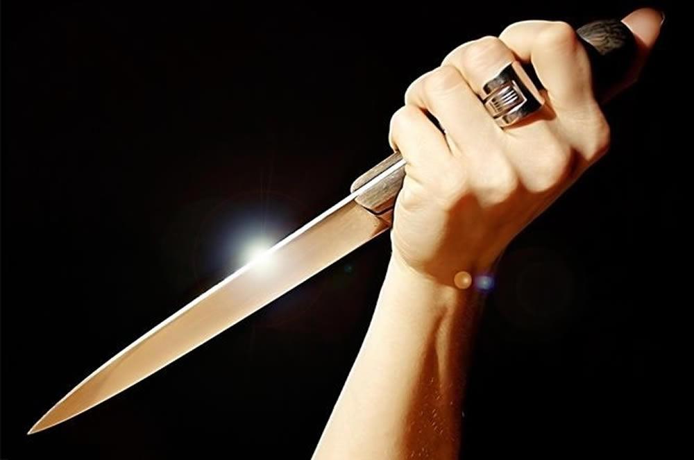 Homem é esfaqueado pela esposa após crise de ciúmes