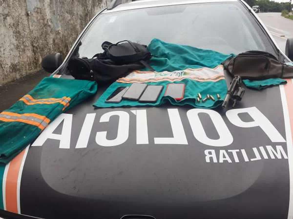 PMCE recupera veículo roubado e captura suspeitos com arma de fogo e objetos das vítimas na Capital