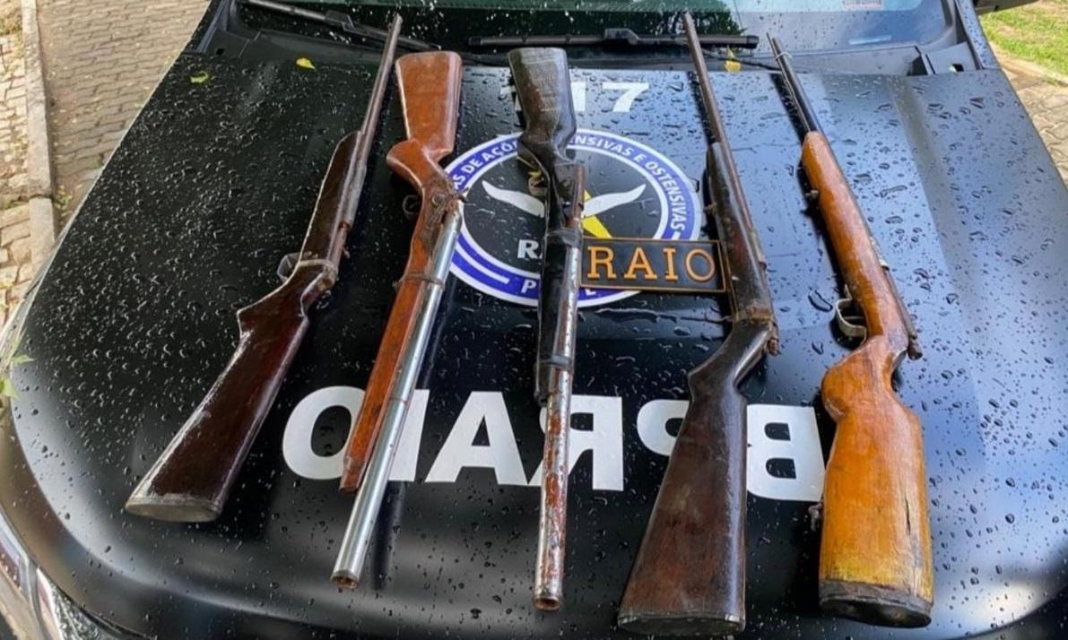 RAIO encontra cinco espingardas escondidas em saco enterrado em estrada no interior do Ceará