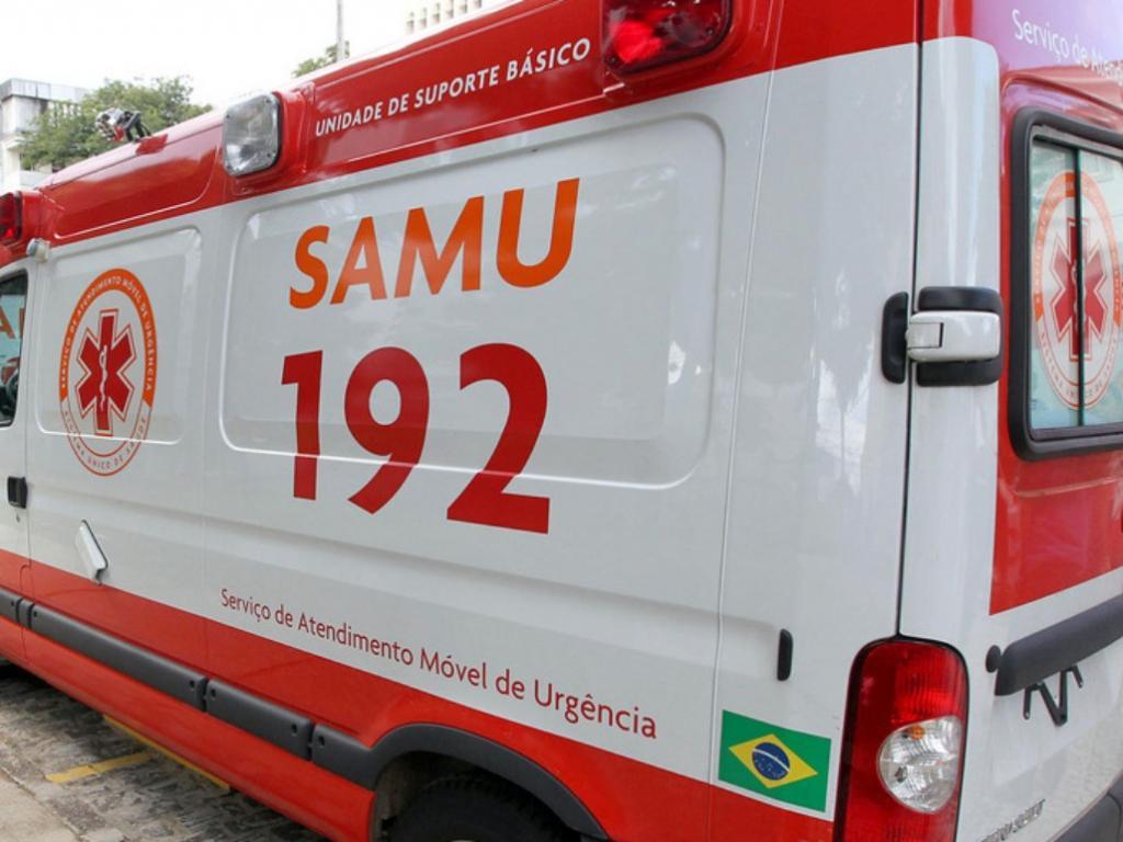 Bebê é abandonado em saco plástico em uma praia