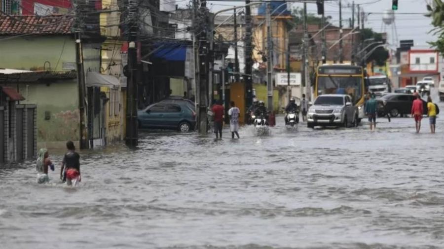 Chuvas deixam mortos e mais de 73 mil pessoas fora de casa no Nordeste