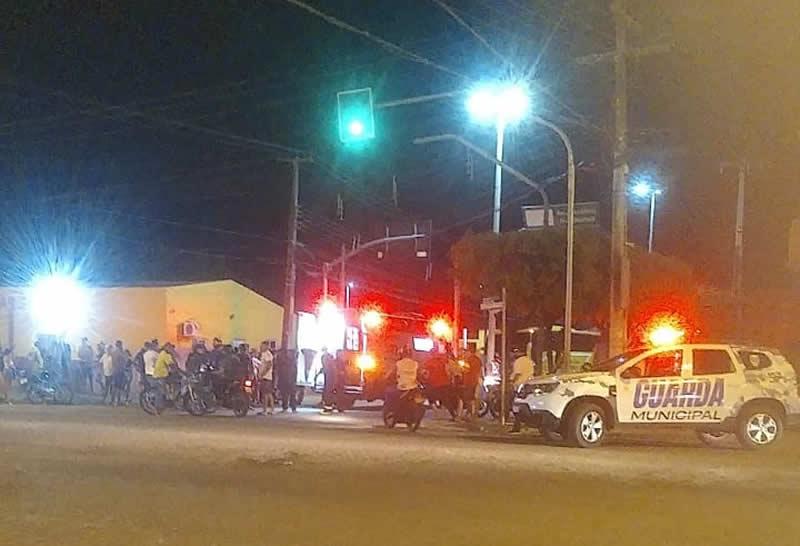 Colisão entre moto e caminhão deixa um casal ferido, em Iguatu