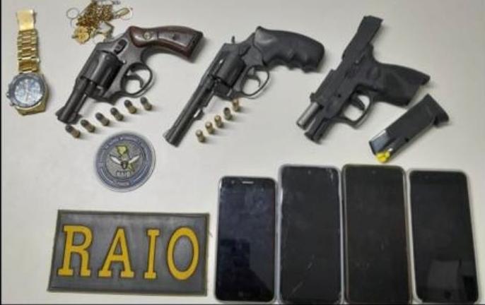 Trio suspeito de roubo e ato infracional é capturado e quatro armas são apreendidas