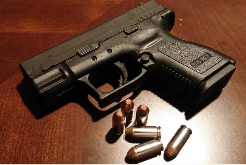 Menino de 2 anos morre com tiro acidental ao brincar com arma do pai