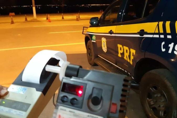PRF no Ceará: Dois condutores envolvidos em acidente de trânsito são presos por embriaguez ao volante
