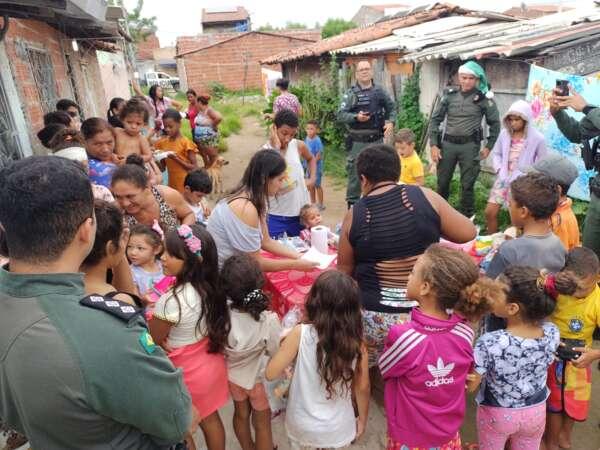 Viatura da PM entrega brinquedos e é recebida em clima de festa em Iguatu