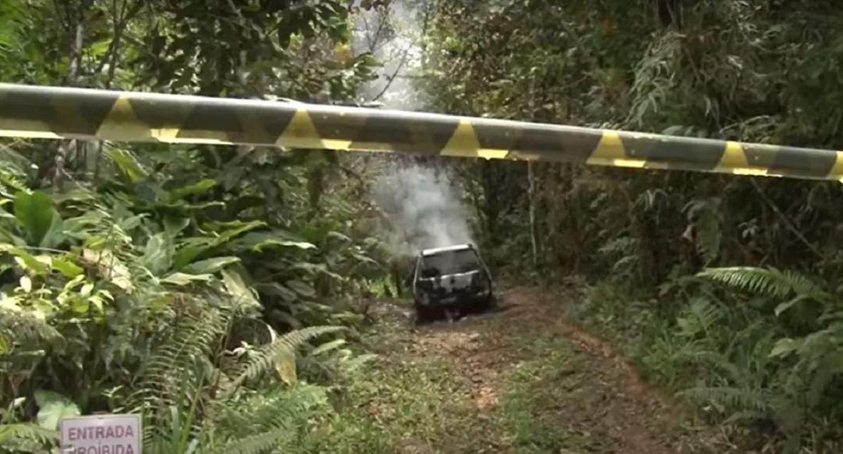 Seis corpos carbonizados são encontrados dentro de carro