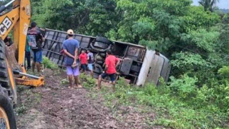 Acidente com ônibus da banda Canários do Reino