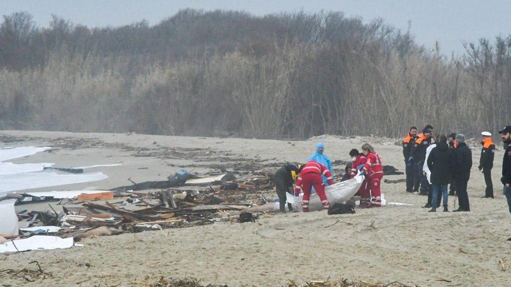 Naufrágio deixa 58 imigrantes mortos na costa sul da Itália