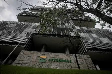 Petrobras anuncia redução de preço de gasolina e diesel nas refinarias, um dia antes da volta de impostos sobre combustíveis