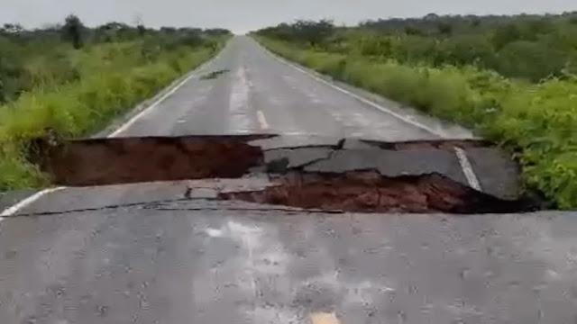 Açude transborda e destrói trecho da CE-240 entre Miraíma e Itapipoca