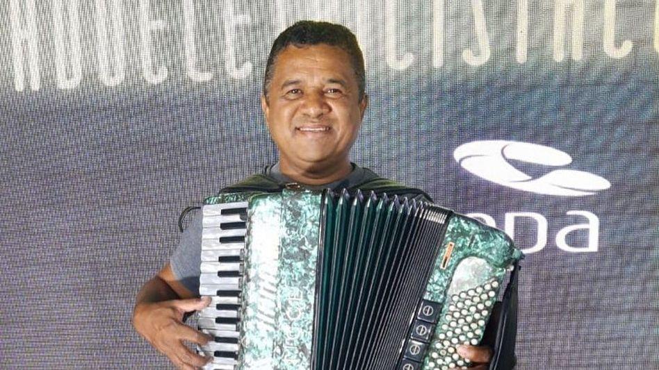 Cantor Binha Cardoso ex-integrante do Forró do Muído, sofre acidente de carro e é hospitalizado