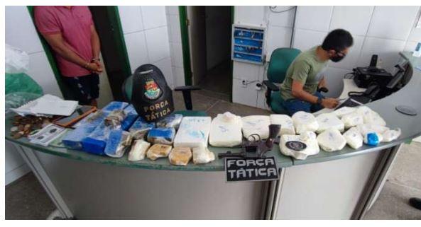 Força Tática da PMCE prende mãe e filho em Canindé com revólver e 8,7 kg de drogas