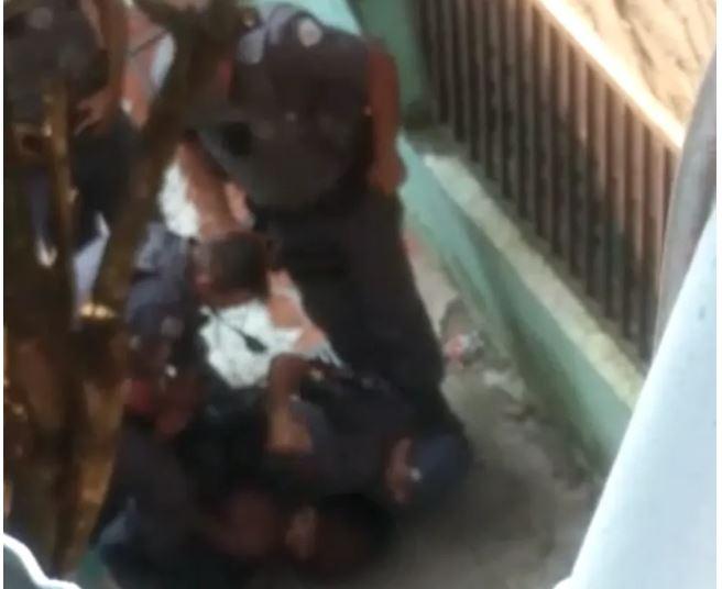 Homem negro é imobilizado e espancado por PMs após abordagem em SP; 5 agentes se revezaram durante as agressões