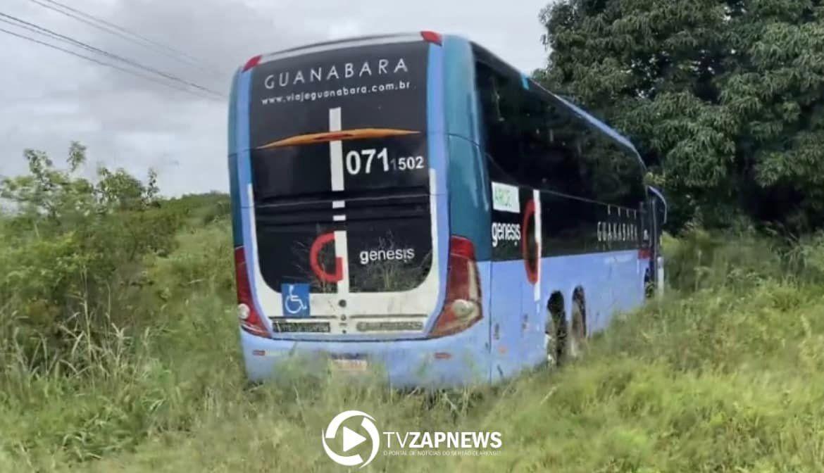Ônibus da empresa Guanabara sai da pista e vai parar em matagal à margem de rodovia cearense